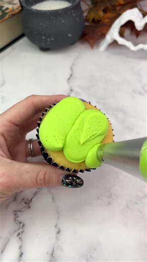 286K views · 6.6K reactions | Oogie Boogie cupcakes  The Nightmare before Christmas time is here  Who’s your favourite character  Use a large round piping tip (ateco 809) to add green buttercream for the fa | Cupcake SB12 | Facebook
