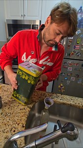 2.2M views · 14K reactions | Un amico di mio padre, Rosario Fraiese di Trentinara, mi ha regalato un olio che per me è spettacolare. C'è solo un problema, lo devo travasare e non è così facile. | Il mio viaggio a New York | Facebook