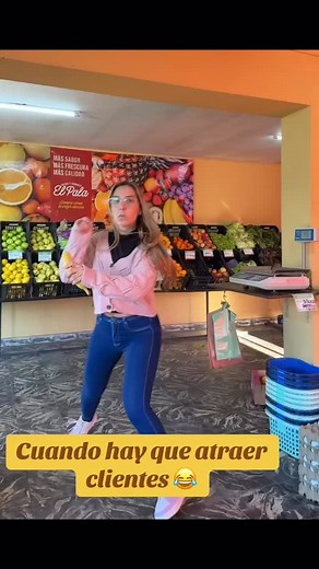 Cuando hay que atraer clientes 😂#verduleríaelpala #generallamadrid #elpala #frutasfrescas #frutasyverduras #frutasyverduras #verdulería #sabornatural #lamadrid #buenosaires #humorlaboral #humorlaboral😂😂 #humorespañol #humorverduleria #verduleriaorgánica | Verdu Elpala