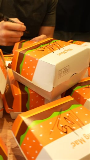 Momo Geronimo Benavides on Instagram: "Se picó Cañuelas. Fui a presentar el nuevo McDonald’s, trabaje 1 dia haciendo todas las tareas del local, regale todo lo que hice y grabe un videazo para mi canal de #youtube que sale mañana. Este es el local Nº 231 del país, abierto 24 hs todos los días Tiene de todo: ☕ McCafé 🎠 Playland para los niños 🚗 AutoMac para pasar de toque y llevartelo. Si quieren pasar, les dejo un código de descuento exclusivo para comprar por la app: “30OFFNUEVOMC”. #mcdonald