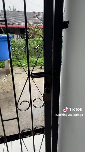 ✨Refurbished Single Storey Terrace Intermediate for Sale 📍Desa Indah, Permy - 3 bedrooms 1 washroom. - Car porch for 2 cars. - Land size 3.48 points. - Leasehold renewed 60 years. - Can full loan. Conveniences: 🚗 5 mins to Emart Tudan & Permy Mall. 🚗 8 mins to Servay Senadin. 🚗 13 mins to Boulevard Commercial Centre. Interested kindly contact me at 017-8177296 Shianie Chong ☎️ #shianierealestate #fullloan #mirihouselistings #terraceforsale #miri