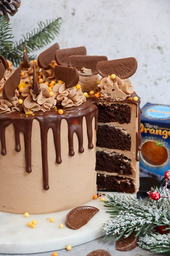 (New!) Terry’s Chocolate Orange Drip Cake! 🍫🍊🎄 A four-layer terry’s chocolate orange drip cake with chocolate orange sponges, buttercream, drip and more! This beauty of a recipe is a showstopper, and you are all going to LOVE it! I am obsessed already with how it looks, and I just want to devour it. Honestly, it’s the best festive cake ever! 😍☃️ 🍫Recipe🍫 ▪️500g unsalted butter ▪️500g light brown soft sugar ▪️9 medium eggs ▪️400g self raising flour ▪️100g cocoa powder ▪️2tsp orange extract 