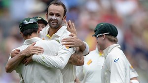 Ashes 2013-14: England lose last five wickets for six runs to leave Australia chasing 231 at the MCG