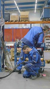 At knapen trailers they make custom-built moving floor trailers without technical risk. 🚚 All their trailers are robot-welded, powered by solar energy. Leading the way in quality, design, and innovation in the moving floor industry. How cool is that? 🚀 | HOBIJ