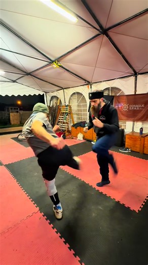 Jérémy & Natalya Rousserie on Instagram: "Un peu de jeu de jambe ! Encore une fois ici c’est la danse qui nous aide à travailler et comprendre comment utiliser et bouger les jambes ! Ici vous verrez trois façons d’appréhender un low kick ou en vérité toute attaque basse au jambes ! Et oui oui j’utilise les trois en sparring 👌 enfin 2 plus que la troisième. D’ailleurs dites moi en commentaire laquelle vous pensez que j’utilise le moins 😉"