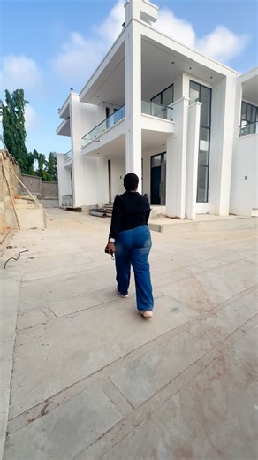 Hellen Jovas on Instagram: "Unapoanza kuifikiria garden yako, sisi tunaanza kuipanga kwa umakini, kuanzia ground planning, maandalizi sahihi, hadi kuunda mazingira yaliyo safi, yaliyopangiliwa, na yanayodumu kwa muda mrefu. Every detail is considered for results that add real value to your home. Tuna team inayofanya kazi kwa mpangilio, tukifuata hatua sahihi kuanzia site assessment hadi execution. Tunajua tunachofanya, tunaheshimu mazingira ya mteja, na tunalenga matokeo bora yanayodumu. Wasilia