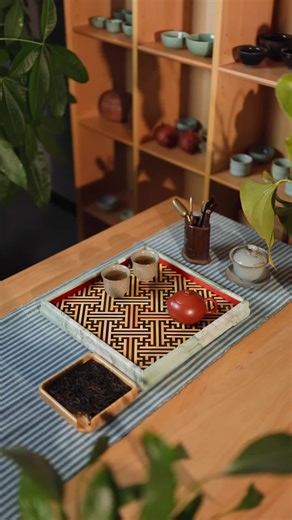Part 1 | Making a tea tray with the ancient swastika pattern—an auspicious symbol representing blessings, continuity, and harmony in traditional Eastern culture. #TraditionalCraft #AuspiciousPatterns #TeaCulture #HandmadeArt #IntangibleCulturalHeritage