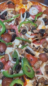 #california loves its pizza and @roundtablepizzasanantonio is repping that #cali #pizza love here in the #210 with their bold and distinct delicious flavors. There are lots of #pizzeria here in #sanantonio but #roundtablepizza stands out and is a must try for every #pizzalover here in #sanantoniotx . I’ll see you there #satx be sure to pull up. 📍842 Northwest Loop 410 #110 San Antonio, TX 78216 #food #eatmigos #foodies #foodies #pizzapizzapizza #pizzatime #pizzas #pizzaporn #sanantoniotexas #ca