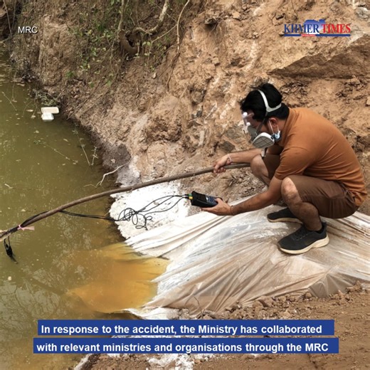 Following the sulphuric acid spill into the Nam Khan River, a Mekong River tributary in Laos, the Ministry of Environment dispatched a team of specialists to assess the water quality of the Mekong River in the border areas with Laos and to collect water samples for analysis. | Khmer Times
