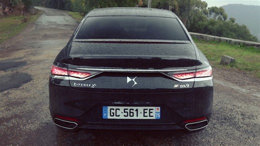 Un an après sa sortie, la DS 9 fait déjà évoluer sa motorisation hybride avec plus de puissance et une plus grosse batterie. De quoi permettre à la seule grande berline de luxe française de mieux affronter ses rares rivales… | Auto Journal