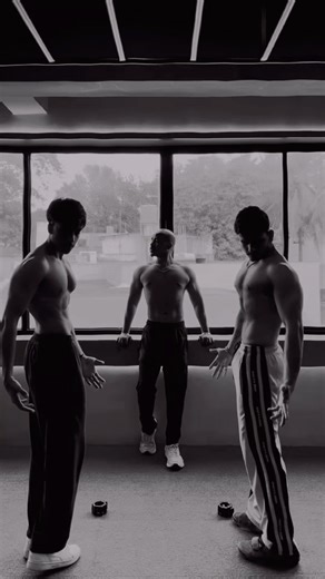 The Hardest Flex Transition You’ll See 💪 | #shorts #skaiisyourgod