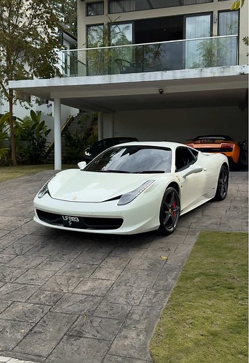 Ferrari 458 Italia: Elegance and Power in Bianco Avus