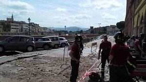 Firenze, crolla un tratto del Lungarno: è guerra su cause e tempi d'intervento
