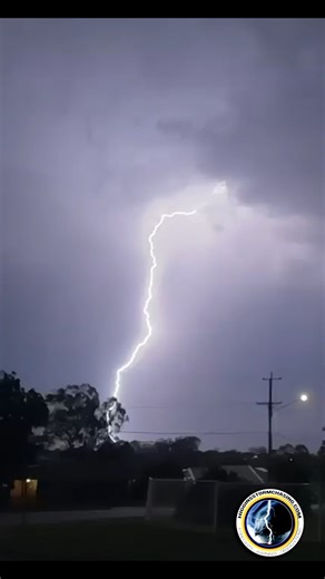 WOW I gave up counting how many times this strike flashed. What an awesome slow motion lightning capture by HSC follower Fred who was near Ipswich QLD. | Higgins Storm Chasing