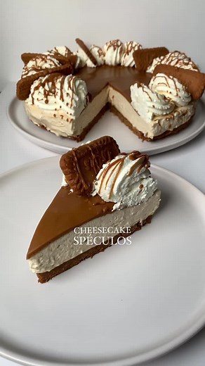 🍰 Cheesecake spéculos 🍰 Ingrédients (pour 8-10 parts): 250g de spéculos 85g de beurre Pour la crème: 320g de Philadelphia 280g de mascarpone 30cl de crème liquide 30% 2 càs de sucre glace 2 càs de pâte à tartiner spéculos Pour la chantilly: 125g de mascarpone 180g de crème liquide 30% 1 càs de sucre glace 1. Mixez les spéculos puis mélangez les avec le beurre fondu 2. Versez cette préparation dans un moule et tassez bien puis mettez-le au frigo le temps de préparer la crème 3. Dans la cuve de