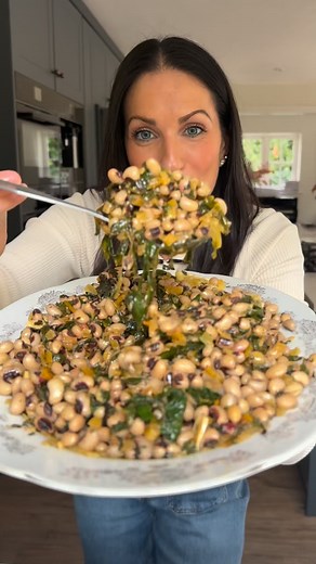 How to cook like a Kıbrıslı: Melek Nene’s Pazili Kuru Börülce (Pan Fried Chard & Black Eyed Beans) Meliz’s Kitchen 🫘 🧅 🧄🌿🍋🫒 Serves 6–8 450g cooked black eyed beans* (see notes pinned comment) 200 g (7 oz) Swiss chard roughly chopped (stems removed, finely chopped and kept to one side) or the same quantity of spinach 3 tbsp olive oil 1 large onion, peeled and finely diced 1/2 tsp sea salt flakes 4 garlic cloves, finely sliced For the dressing 4 tbsp extra virgin olive oil, plus extra to ser