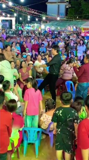Kim Tu Long receives kisses from fans at Ba Tri, Ben Tre #sotrs
