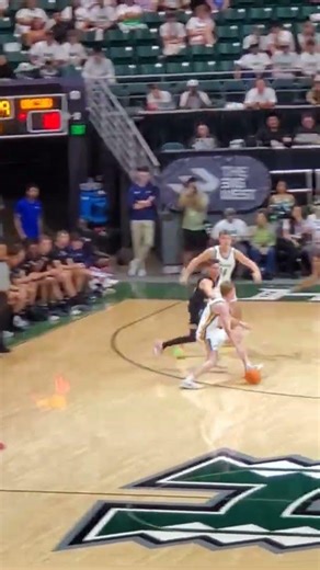 Another Step-Back Jumper from Hunter Erickson! #gobows #hawaiibasketball #collegebasketball