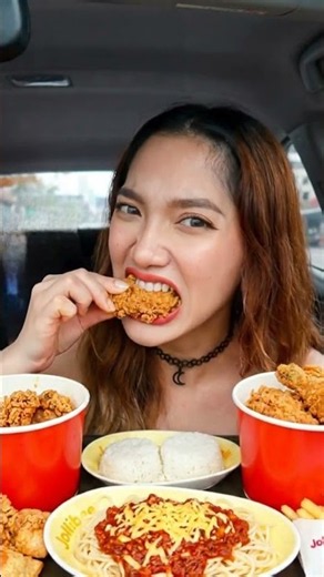 Jollibee Mukbang! 🍗🍝 Crunchy Chickenjoy & Jolly Spaghetti in the car #Jollibee #Shorts #mukbang