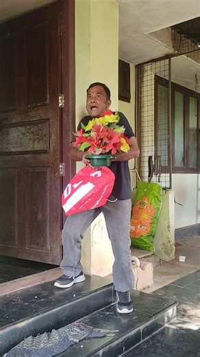 “Got surprised… but the cat was more shocked 😂🐱💐” 🐾💐🔥
