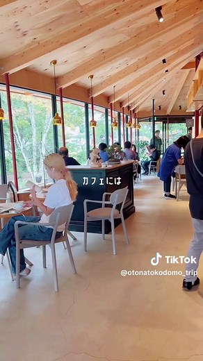 詳しくはこちら↓ こどもと行きたい軽井沢の新名所をご紹介！ 自然の中にゆったりできるテラスやカフェ、ショップや本屋や雑貨、キッズスペースもあって、のんび〜りできる複合施設だよ！ ここでしか買えないお土産やグルメも♡ 軽井沢旅行の時には立ち寄ってみてね〜 #軽井沢コモングラウンズ 〒389-0111 長野県北佐久郡軽井沢町長倉 鳥井原1690-1 中軽井沢駅より徒歩15分 駐車場完備 行ってみたい人は 保存してね♪ ※状況によって内容が変わる可能性がありますので、詳細は公式サイト等でご確認ください。 •••••••••••••••••••••••••••••••• #子連れ旅行 #軽井沢 #karuizawa #karuizawacommongrounds #軽井沢観光