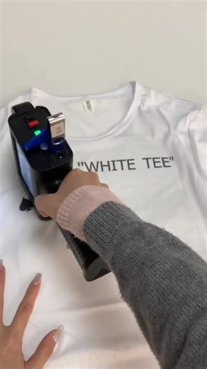 الطابعة المحمولة الذكية باللمس keepstore حل عملي ومبتكر يتيح لك الطباعة الفورية على مختلف الأسطح مثل: 8 الورق - الكرتون - المعادن - البلاستيك - بكل سهولة واحترافية. المميزات: شاشة لمس ملونة للتحكم السريع والمرن بطارية قوية تدوم لساعات طويلة دقة عالية وجودة طباعة استثنائية مثالية للشركات المخازن، وأصحاب المشاريع الصغيرة الطالب مع هذه الطابعة المحمولة، أنجز أعمالك بسرعة وكفاءة أينما كنت keepstore #لمس #طابعة_محمولة #طابعة_ذكية #طابعة #أجهزة_مبتكرة