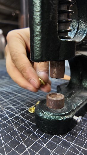How to install Snaps, metal buttons, and metal buckles#shorts #bagmaking #leather #button #buckles | 罗敏鸿