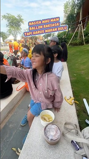 Nagisa wants to play giant bubble! but has to eat first 😆#shortvideo #soapbubbles #giantbubbles