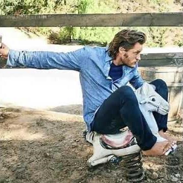 Travis Fimmel 💙 This Kiss