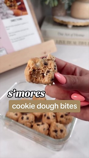 Recipe Creator - Makayla 👩‍🍳✨ If you need something sweet, but you’ve got goals to reach 🫡 They're the perfect little preworkout snack or bedtime treat Using Flex protein salted caramel mix-in 🙌 Macros will vary based on mix ins you use and amounts but I'll post the base macros here (without mix-ins): 74 cal 3 fat 8 carb 4 protein (makes 12 balls) #protein #healthysnack #highprotein #mealprep #mealprepideas #flexbrands #fyp #proteinballs #nobakedessert #nobakecookies