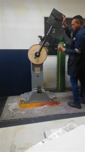 HOW TO SWING HEAVY MANUAL HAMMER FOR IMPACT TESTING USING MOUTON PENDULE DE CHARPY IN LABORATORY