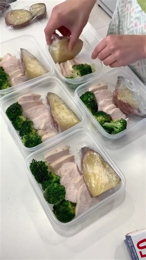 のんのん🍠🌻 on Instagram: "正月期間は太るの確定だから早めに正月太り解消弁当を５日分まとめて作り置き これで正月太りも怖くない！ 材料 （５日分） さつまいも 大２本（中サイズなら３本） 水 ２００ml 鶏むね肉 ２枚 クレイジーソルト 適量 料理酒 大さじ１ レモン汁 大さじ１ レンチンもしくは茹でたブロッコリー １.５房 ①さつまいもは水でよく洗い、大きいさつまいもなら半分に切り、（小さければ切らなくても良い） 炊飯釜にいれ、水を２００ml加えて 玄米モードで炊飯 ②鶏胸肉２枚は皮をとり、フォークで両面に数箇所穴を開け、クレイジーソルトを両面にまぶす アイラップに入れ、酒大さじ１とレモン汁大さじ１をそれぞれに加える。空気を抜いて縛っておく ③沸騰したお湯に耐熱皿を起き、アイラップごと３分茹でていく。３分経ったら火を止め、３０〜４０分放置しておく ④出来上がったサラダチキンは食べやすい大きさに切り、よく冷ましておく 蒸しあがったさつまいもは、よく冷ましてラップに包む ⑤冷凍とレンジ両方可能な、ジップロックコンテナに、茹でたブロッコリーとさつまいもとサラダチキンを詰