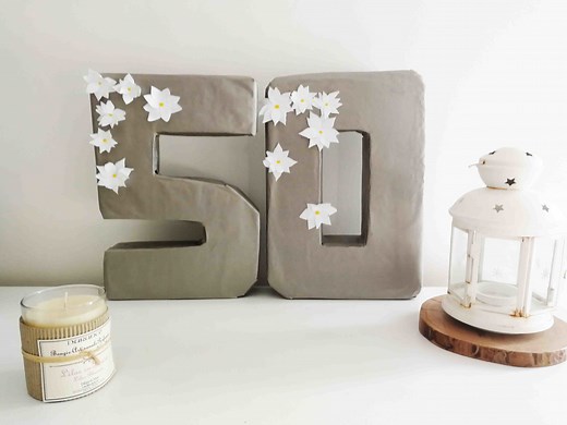 Fabriquez vous-même des chiffres en carton à décorer –