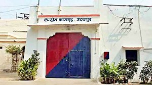 Udaipur: सेंट्रल जेल में पुलिस का छापा, कैदियों ने टॉयलेट में बहा दिए मोबाइल फोन, टीम ने पाइप तोड़कर निकाले