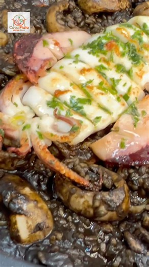 ✅ ENLACE: https://youtu.be/vEV13hSFRI8 👩‍🍳ARROZ NEGRO A LA MARINERA🦐🦑, CON CHIPIRONES Y GAMBONES , ¡¡receta deliciosa y fácil!! 🥰 INGREDIENTES (para 4 raciones aproximadamente): - 350 g de arroz bomba - 1 litro de caldo o fumet de pescado - 8 gambones (o langostinos) - 400 gr de chipirones limpios - 140 gr de cebolla - medio pimiento verde - 2 dientes de ajo - 600 gr de tomate rallado - 2 cucharaditas de pimiento choricero - 1 picada de aceite, ajo y perejil - 3 sobres de tinta de calamar (