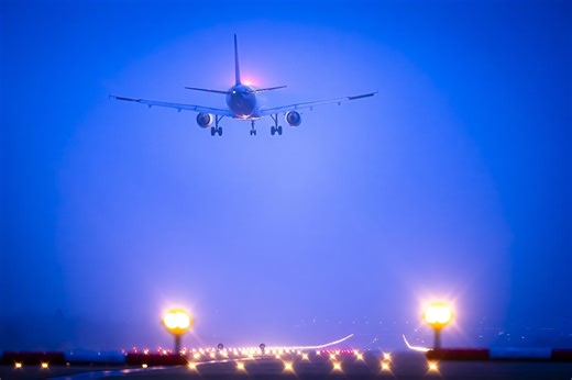 La volonté de l’aéroport de Zurich d’ouvrir une route de décollage vers le sud provoque une vague de recours | RTS