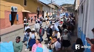 15K views · 235 reactions | Este 1 de octubre, la marcha convocada por organizaciones barriales y comunitarias de Girón llegó al centro cantonal y continúa su recorrido hacia la Plaza de la Cholita Gironense, recientemente inaugurada. La movilización exige al Gobierno la derogatoria de la licencia ambiental otorgada para la explotación minera en Quimsacocha (Loma Larga), en defensa del agua y del páramo. | Achiras | Facebook