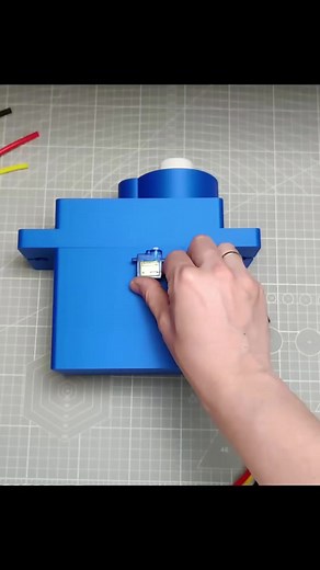 Qué construí: motor servo gigante, motor DC 7× y sensor ultrasónico enorme