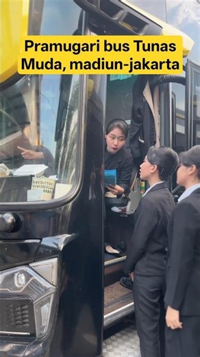 Bus Tunas Muda Sudiro Tungga Jaya #shorts #pramugari #stj #tunasmuda