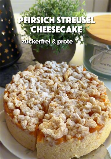 Anzeige I Pfirsich Streusel Cheesecake 🍰🍑 👉🏼 Pro Stück nur 125 Kalorien 💥 Ultra cremige Käsekuchencreme trifft auf fruchtig süße Pfirsichschicht und köstlich knusprige Butterstreusel! Und das ganze natürlich komplett zuckerfrei und high Protein! Was will man mehr? 😎 Nährwerte (Ganzer Kuchen/6 Stück): 750 Kcal I 8g F I 97g KH I 64,5g P Zutaten: - 45g Dinkelmehl - 300g Magerquark - 200g Exquisa Fitline - 250g Pfirsisch aus dem Glas (ungezuckert) - 20ml Milch (1,5%) - 25g Vanillepuddingpulver