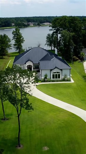 Your home should feel like you. 🏡 With a custom build, every detail is designed around your lifestyle. From layout to finishes, we bring your vision to life with quality craftsmanship and a seamless process. ✨ Whether you’re exploring new construction homes in Houston, planning a full home renovation, or dreaming of a custom home build, our team is here to make it yours. 📩 Ready to start designing your dream home? Message us for more info. @gandrbuilders @gandrbuilders - Custom home builders i