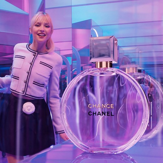 A SPLENDID STORY OF CHANCE "Discover the film directed by Jean-Pierre Jeunet featuring Angèle, the face of the new CHANCE EAU SPLENDIDE fragrance. Music by Angèle. Discover on chanel.com/-CHANCE-5- | CHANEL