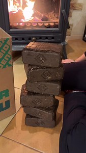 Commandez dès aujourd’hui les Briquettes de nuit EmberGlow à longue durée de combustion. Nous proposons une livraison rapide à toutes les adresses en France. 🇫🇷🚚 | Bioenex France