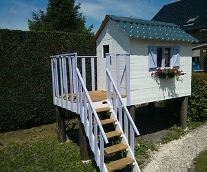 Make a Children's Log Cabin With Pallets
