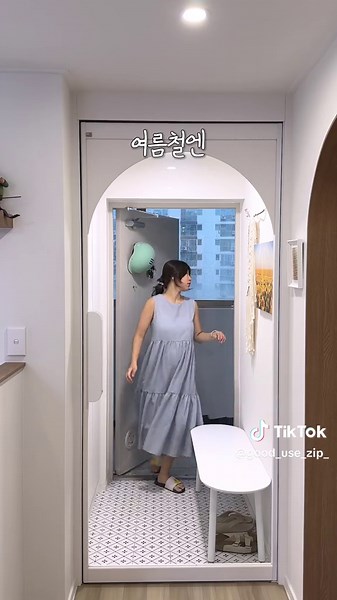 15평 작은집의 만족하는 현관 인테리어🚪 1️⃣ 벤치의자 현관에 벤치의자 두고 사용한 지 벌써 1년 넘어가요 며칠 이렇게 살다가 좁아서 불편하면 치워야겠다고 생각했는데 웬걸! 이거 되게 편해요!💖 ✔슬리퍼 보관하기🩴 먼저 저희집은 신발장 바닥 띄움이 없어서 신발 4켤레 이상 나와 있으면 금새 지저분해 보이는데 벤치의자 아래에 신발 정리해서 넣어두니까 현관이 깔끔해져요! ✔앉아서 신발 신기👢 특히 긴 부츠 신을때나 운동화 끈 묶을 때, 앉아서 신발 신기 되게 편해요 요즘은 배도 더 나와서 의자에 앉아서 신발 신는게 더 편해졌어요. 아이들도 앉아서 신발신기 좋을 것 같아요! ✔택배 뜯기 📦 택배 박스 집 안에 들고 들어가기 싫은데 그렇다고 현관 바닥에 두고 뜯으면 허리아프잖아요😥 딱 벤치 의자 위에 두고 뜯으니까 허리 덜 숙여서 좋고 바로바로 물건만 들고 집으로 들어가기 좋아요! 현관에 벤치의자 두는게 여러모로 편해서 진짜 만족해요👍🏻 의외로 동선 안불편하고 하나도 안좁아