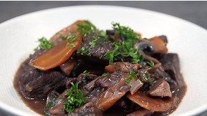 Un boeuf bourguignon rapide ça vous dit ? ▶️ La recette : http://www.cuisineaz.com/recettes/boeuf-bourguignon-facile-et-rapide-56551.aspx | Cuisine AZ