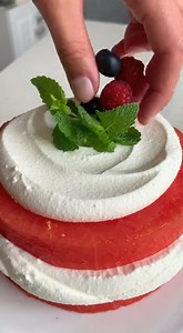 Watermeloen-‘cake’ met kokosslagroom 🍉🍰🥥 Ingrediënten: - 1 grote watermeloen 🍉 - 400 ml kokosmelk (in de koelkast gekoeld) 🥥 - 2 eetlepels poedersuiker 🍬 - 1 theelepel vanille-extract 🍦 - Verse muntblaadjes voor garnering 🌿 Bereidingswijze: 1. Snijd de watermeloen in dikke plakken van ongeveer 2-3 cm. Verwijder de schil en zorg ervoor dat je mooie, stevige plakken hebt die als ‘cake’ kunnen dienen. 2. Neem de gekoelde kokosmelk uit de koelkast. Klop de dikke room van de kokosmelk met een