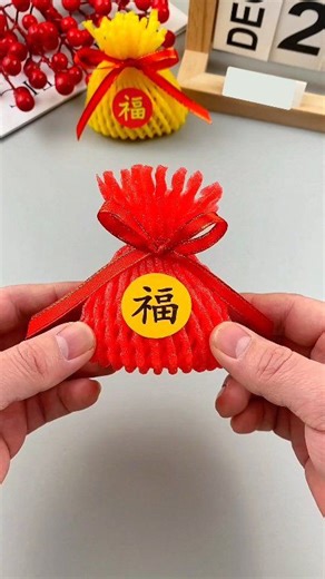 🎊 New Year is almost here! Let’s make surprise lucky bags using fruit nets — simple, fun, and the kids will definitely love them. Save this idea and try it together for a happy parent-child craft time! 🍊✨ #NewYearCrafts #HandmadeLuckyBags #CreativeCraftsFromWaste #ParentChildCrafts #KindergartenCrafts #DIYCrafts #KidsActivities | Art, Crafts and Journals