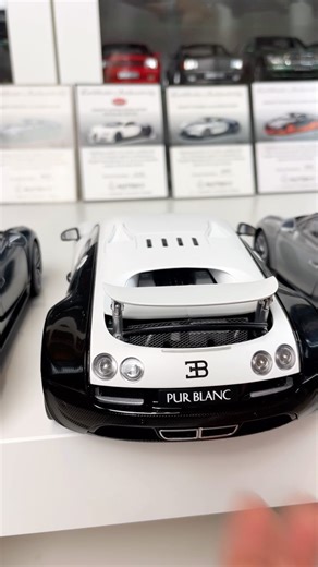 Working rear wing on Bugatti Veyron Autoart Signature | AC Collection