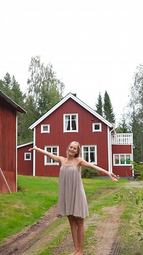 Jonna Jinton on Instagram: "New video is up on my YouTube channel now!! A video I’ve been dreaming of doing for so long!! I’m moving into my new art studio and I do a full tour in the house! ❤️ Link in bio! #housetransformation #renovation #house"